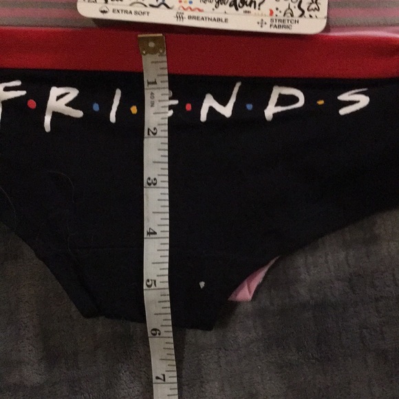 Friends 4 pack of briefs NWOT - Picture 7 of 7